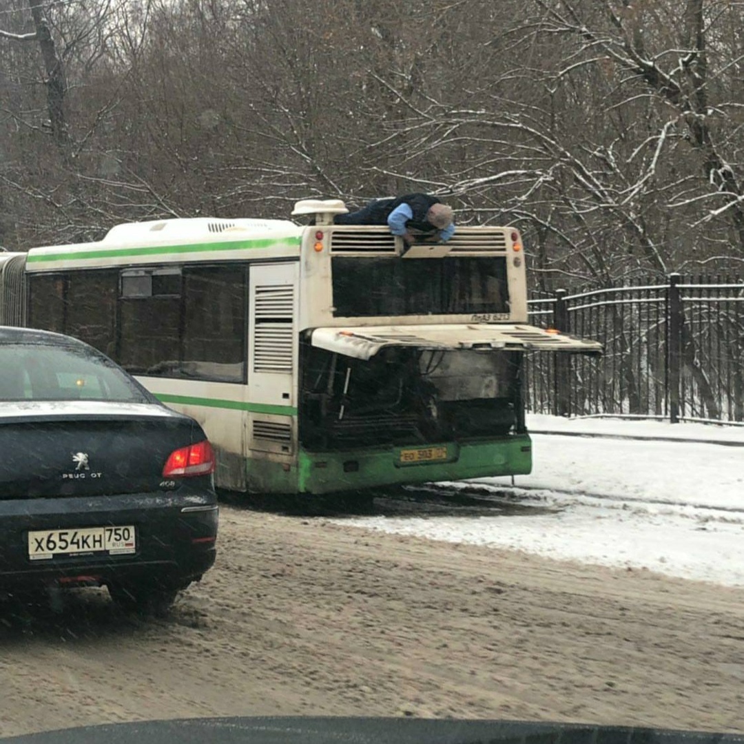 Сломался на Череповецкой улице. Водитель решил починить самостоятельно.