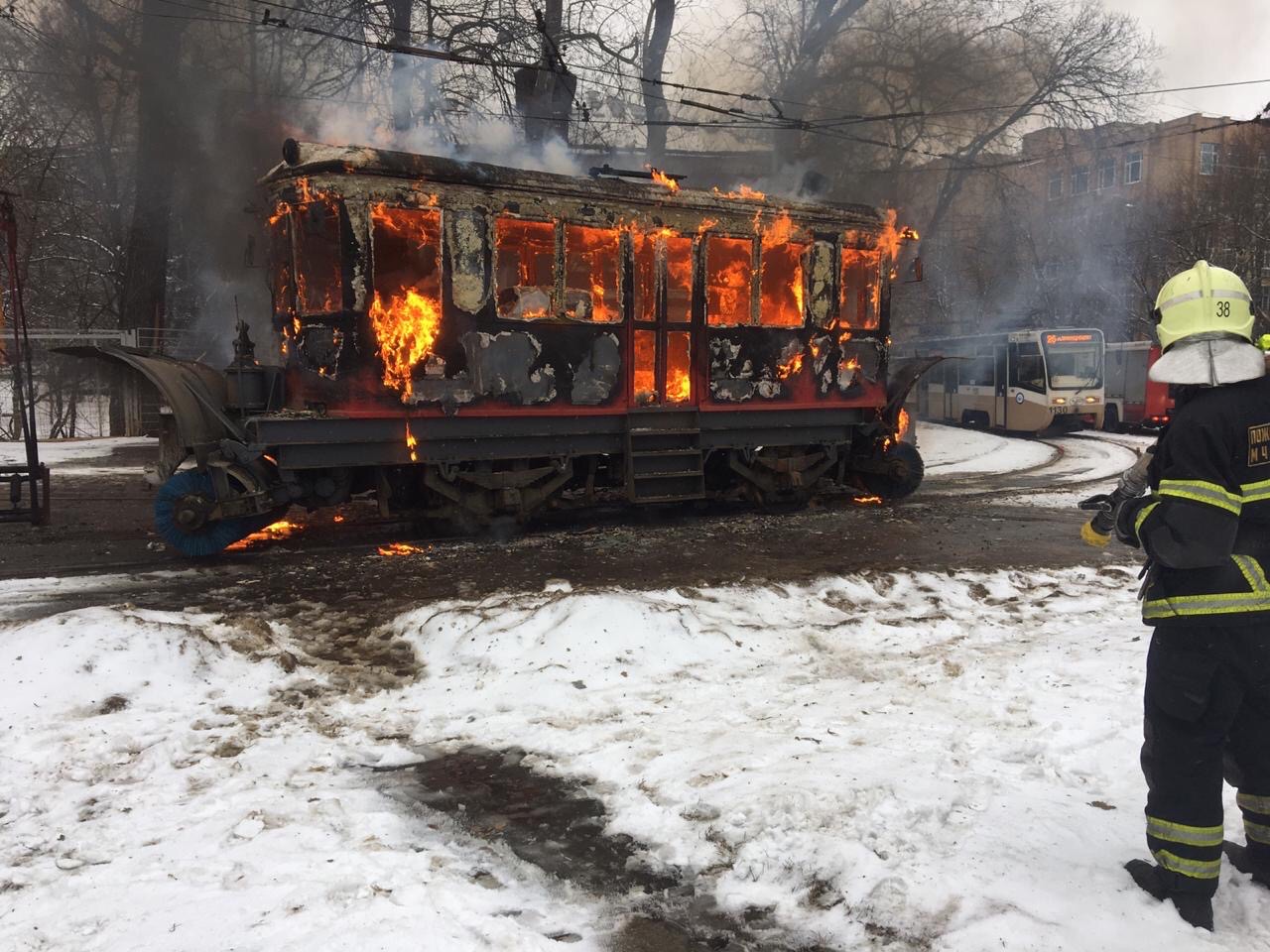 На Большой Черемушкинской сгорел трамвайный вихревой снегоочиститель.