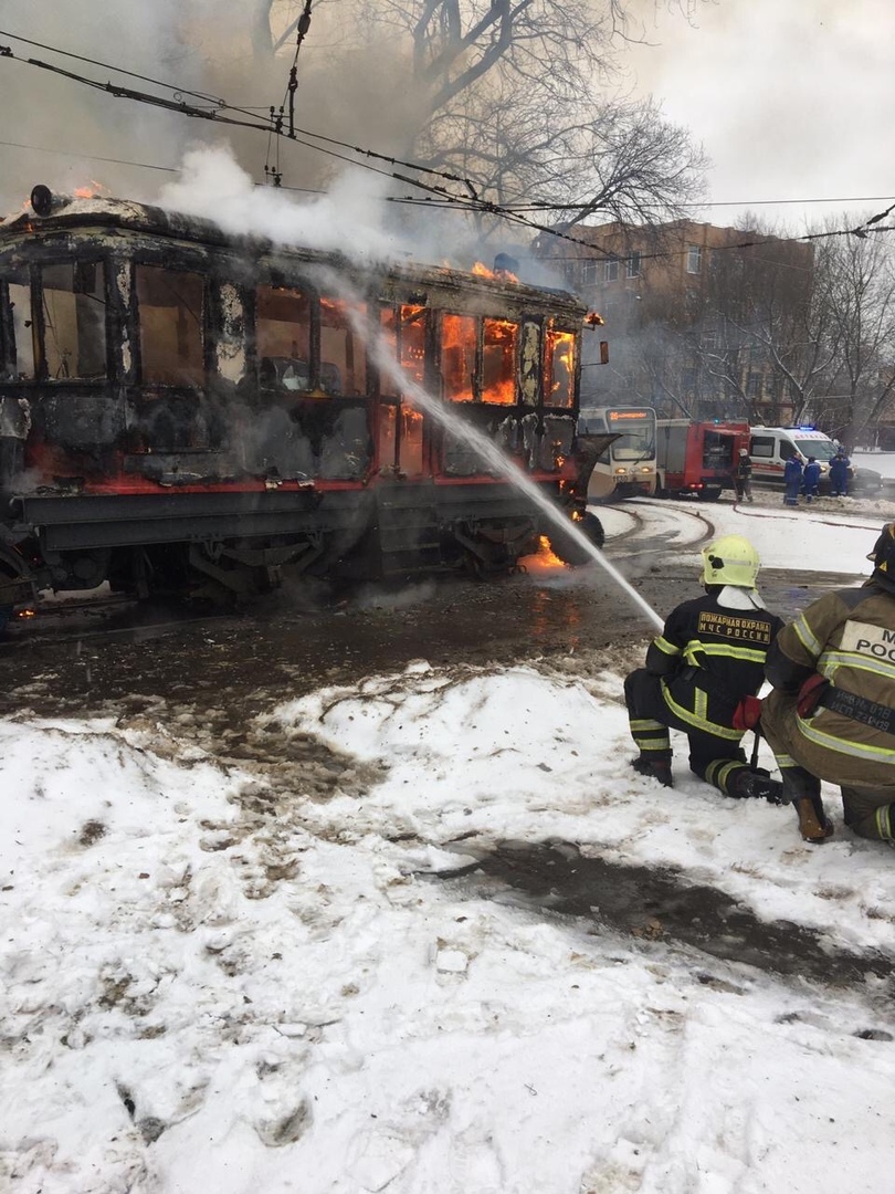 На Большой Черемушкинской сгорел трамвайный вихревой снегоочиститель.