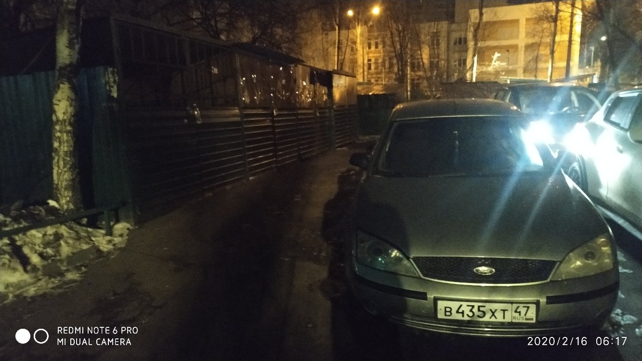 И опять пост на тему парковки.
Вот такой товарищ припарковался во дворе ,номера Ленинградской област...