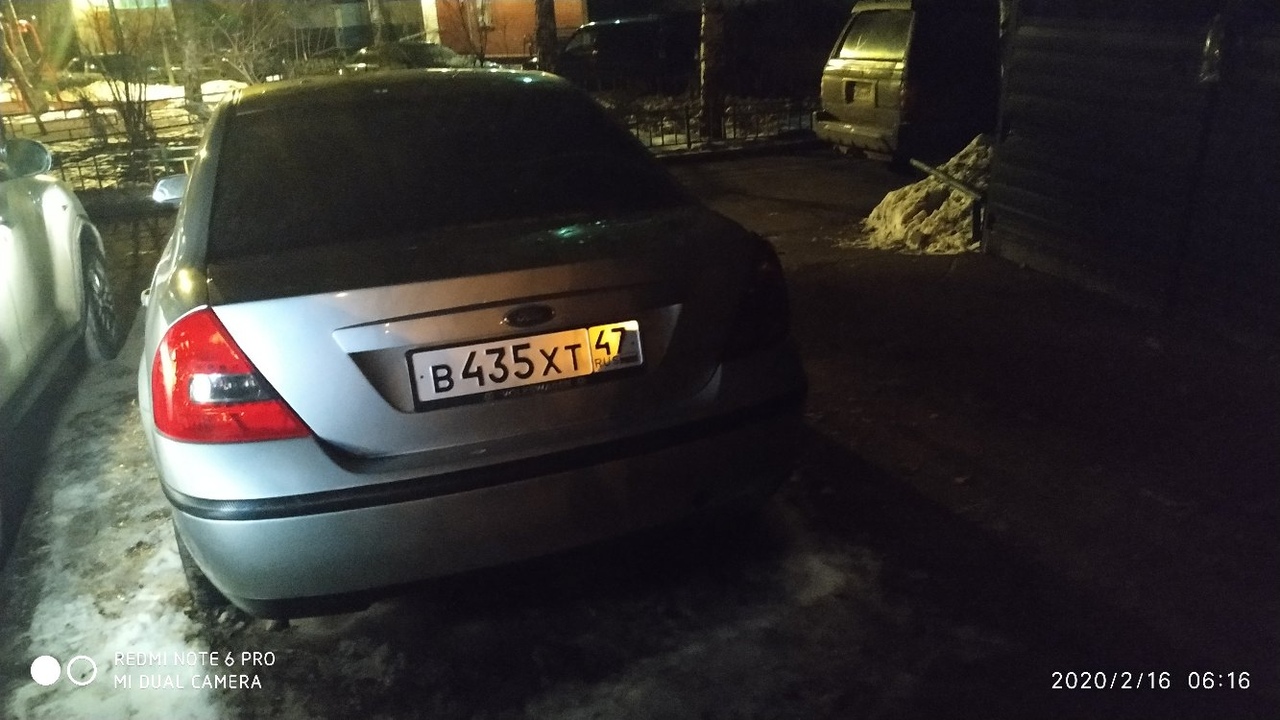 И опять пост на тему парковки.
Вот такой товарищ припарковался во дворе ,номера Ленинградской област...