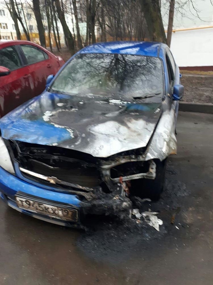 На Чертановской 24/3 ночью подожгли машину.