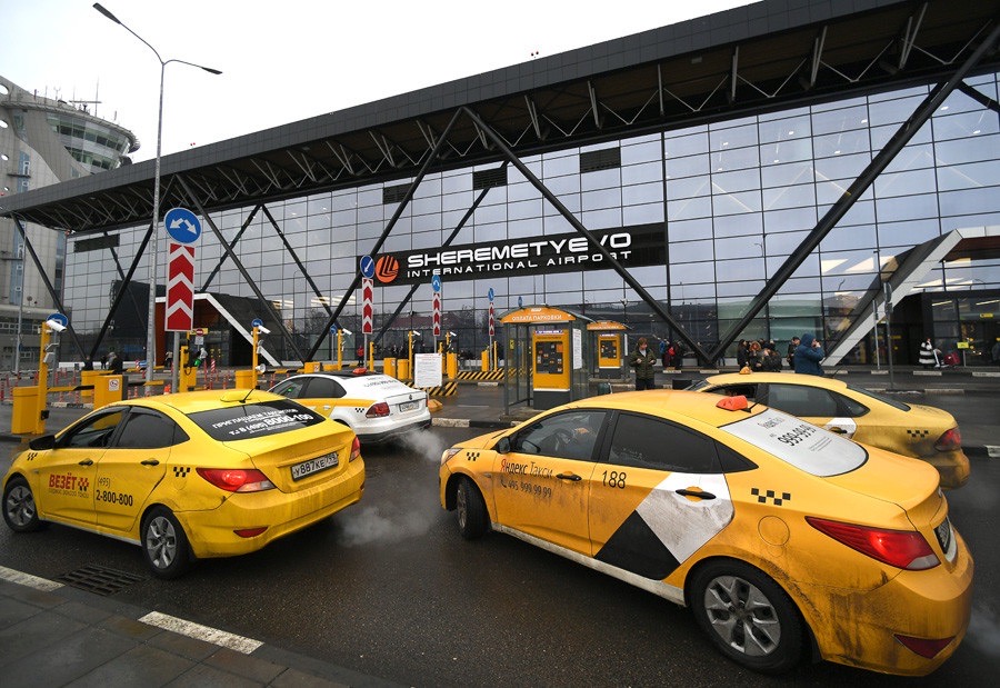 В аэропорту «Шереметьево» в ходе рейда ДПС, МАДИ и ФССП временно изъяты 34 автомобиля, чьи водители ...