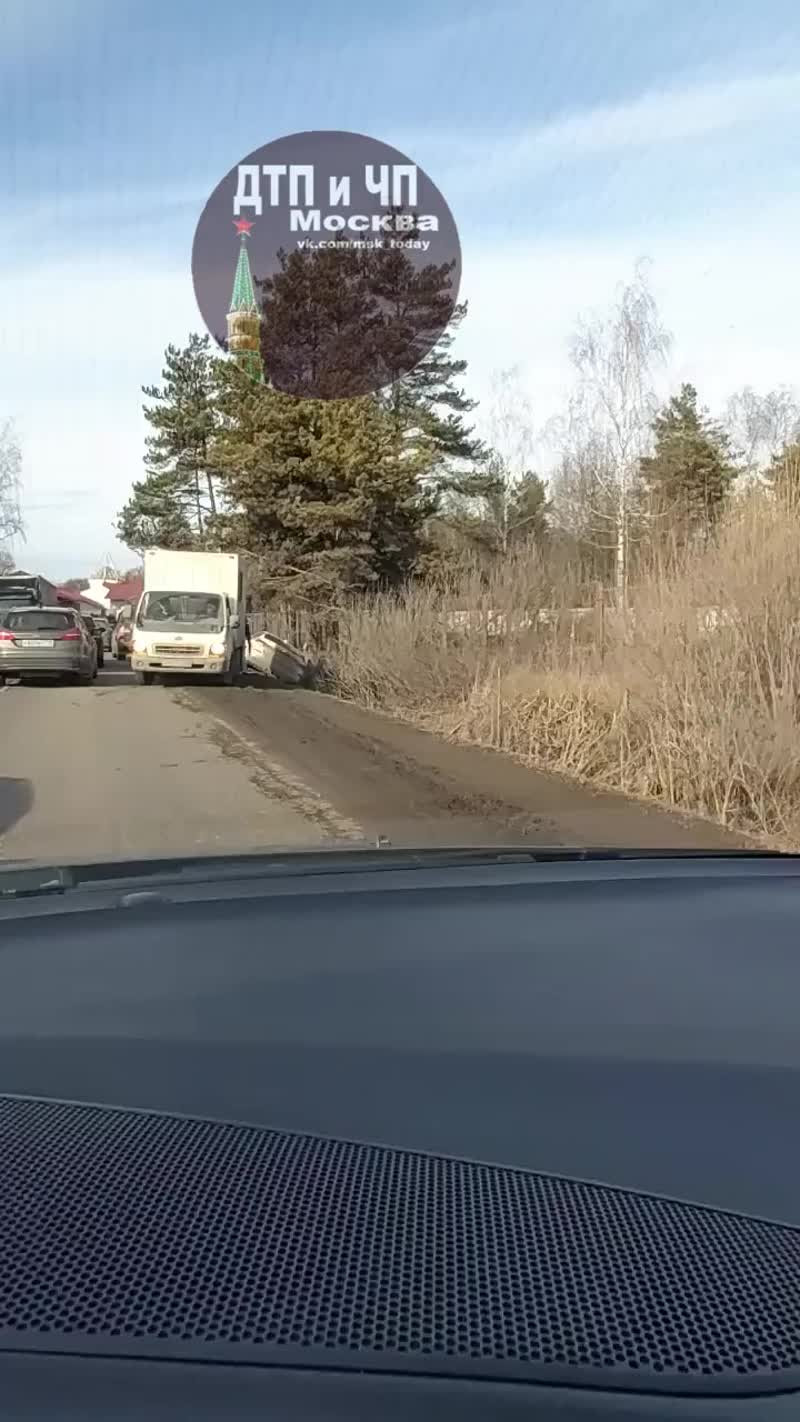 Со стороны Кокошкино на Минское шоссе. Таксист вылетел в канаву.