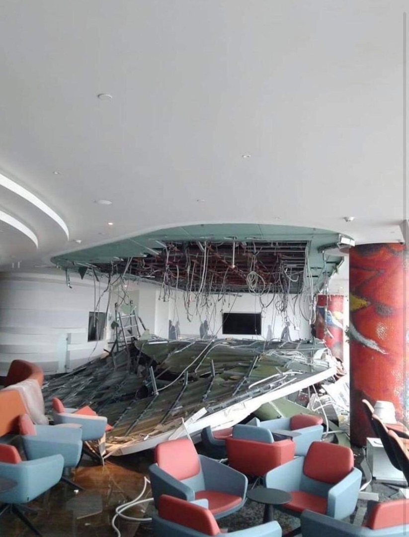 В Шереметьево в терминале C упал потолок.