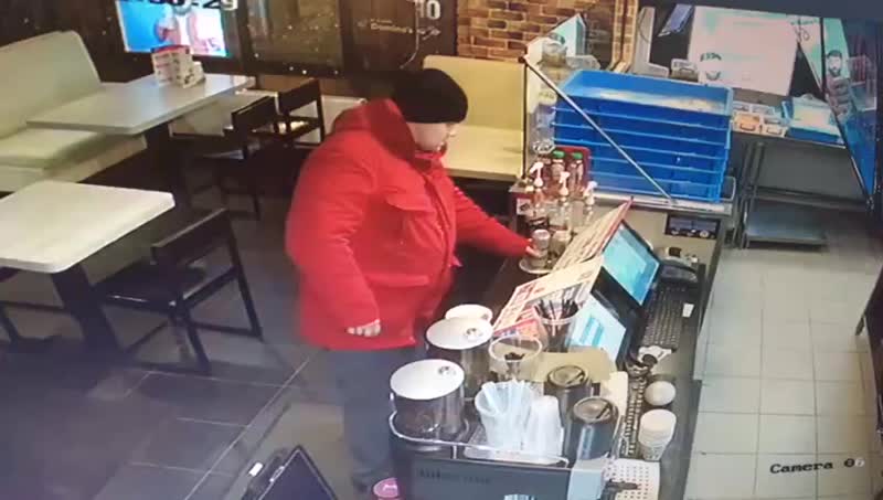 Дерзкое и бессмысленное ограбление в Раменской пиццерии Доминос. Мужчина украл 2 банки пива пока жда...