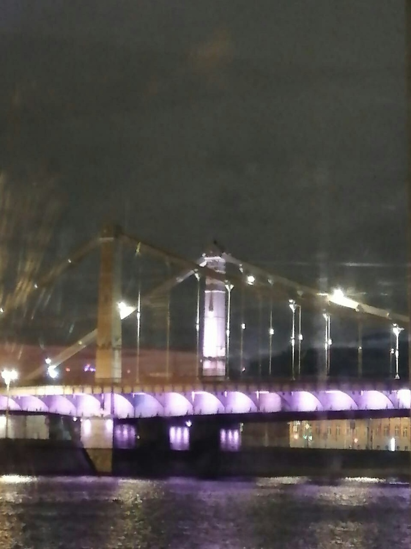 Три часа спасатели уговаривали мужчину не прыгать с опоры Крымского моста в Москве.

Дело было этой ...