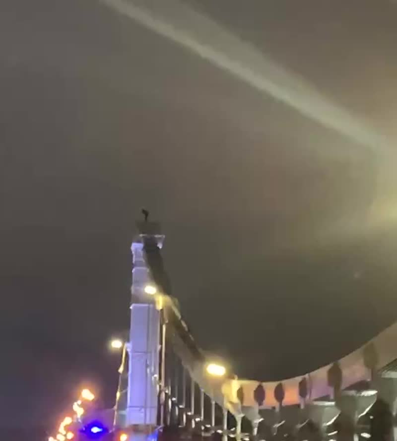 Три часа спасатели уговаривали мужчину не прыгать с опоры Крымского моста в Москве.

Дело было этой ...