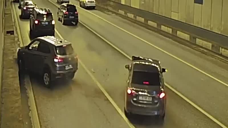 Водитель Мазды придаёт ускорение Hyundai Крета в Гагаринском тоннеле.