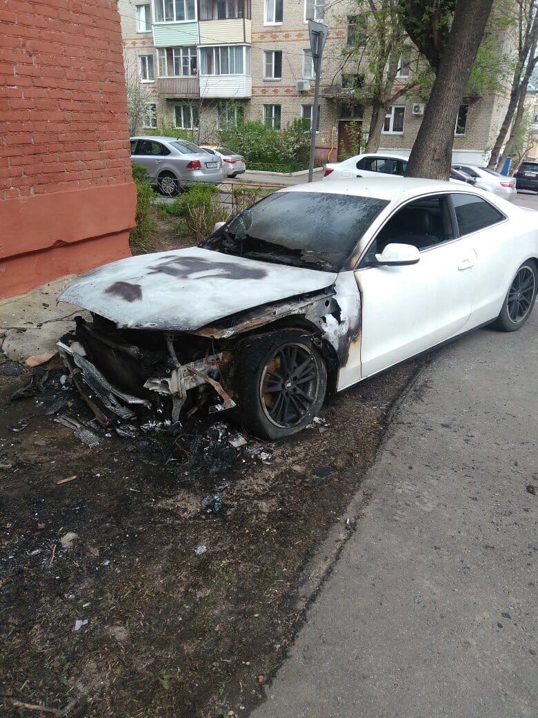В Дмитрове, на Инженерной улице, ночью сгорела Audi.