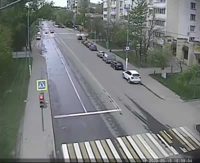 В Москве таксист на полном ходу снес фонарный столб. Едет по тротуару и почему-то такое чувство, что...