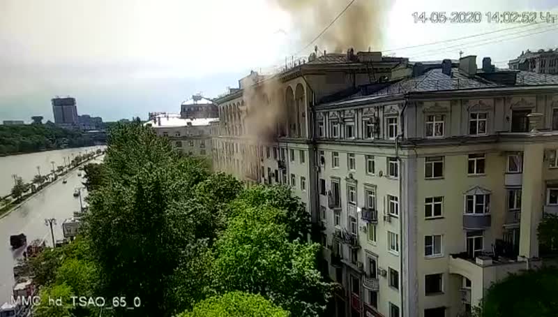 В доме на Фрунзенской набережной пожар. По предварительным данным, горят балконы на 5 - 7 этажах. Лю...
