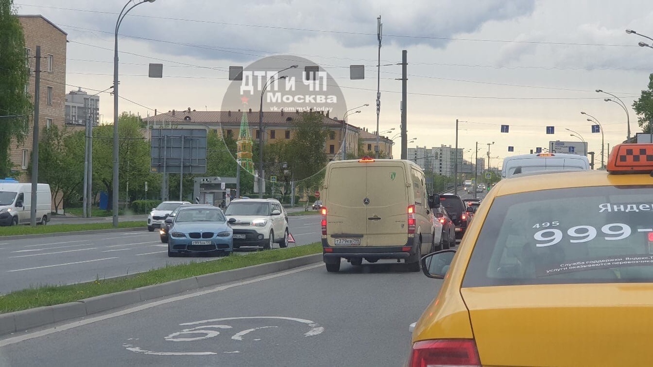 На Алтуфьевском шоссе, перед улицей Комдива Орлова, Киа Соул сломал БМВ.