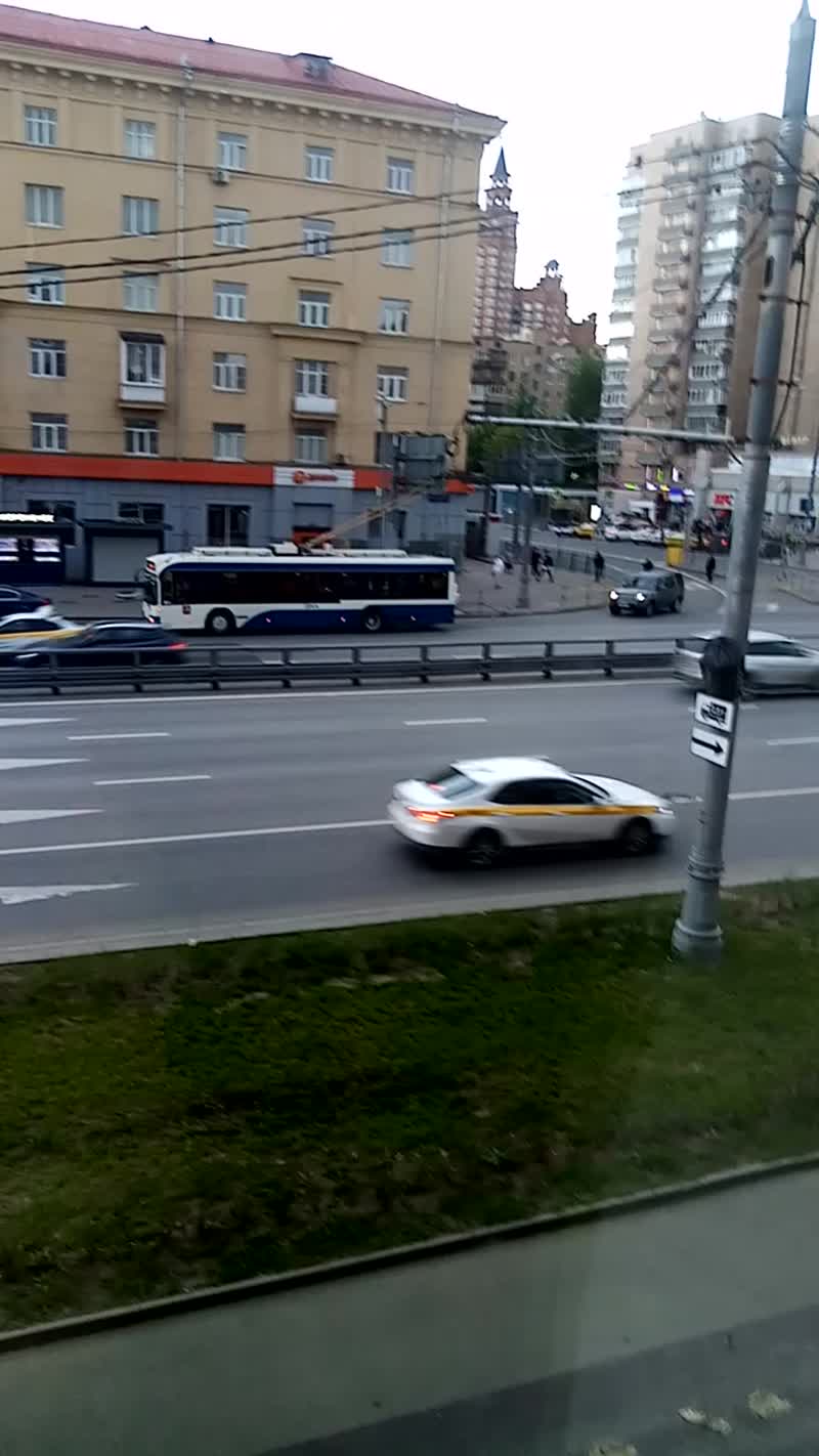 Сегодня на улице Народного Ополчения возле метро «Октябрьское поле» был бой между столбом и авто.