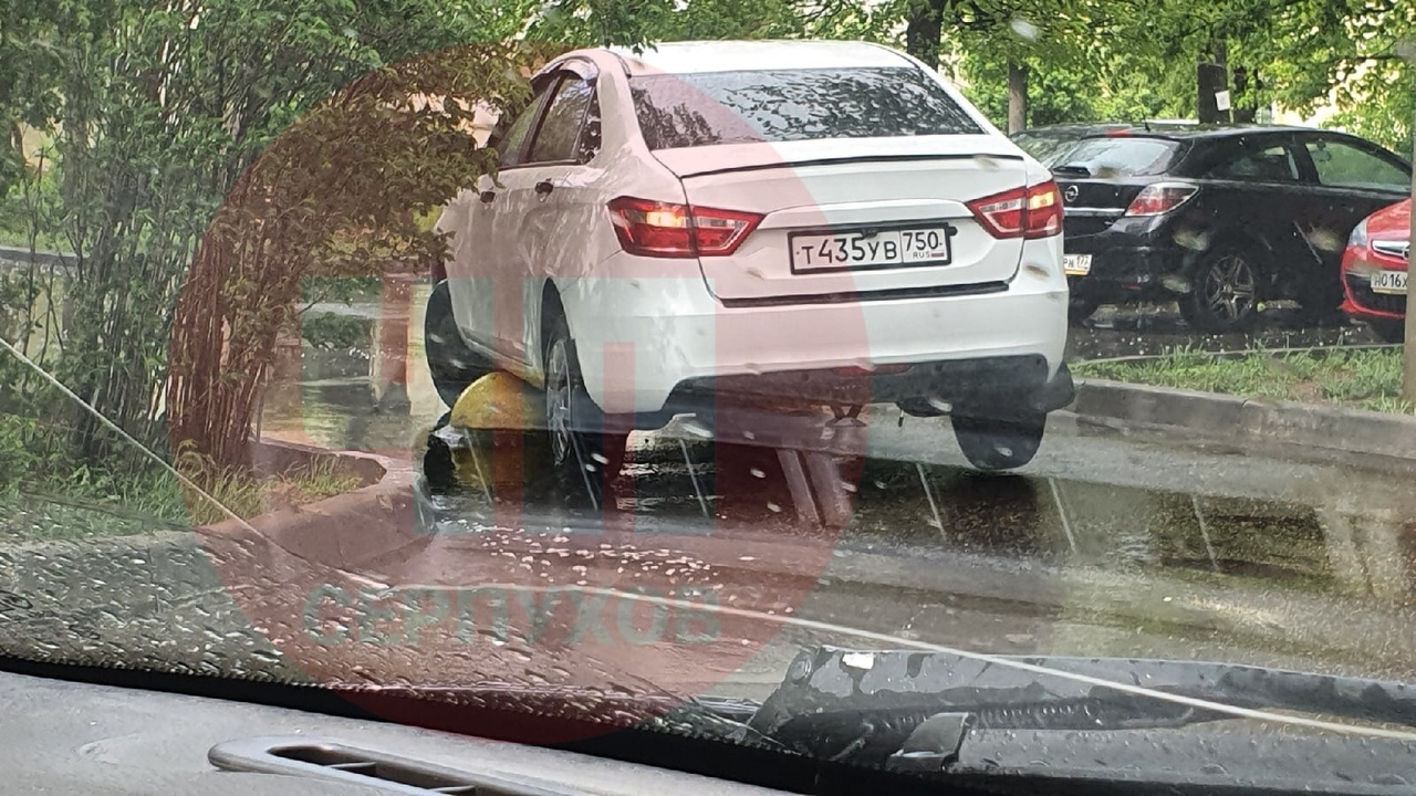 18.05.2020 ДТП, Серпухов, во дворах возле Орбиты водительЛада Веста решил эффектно  припарковаться.