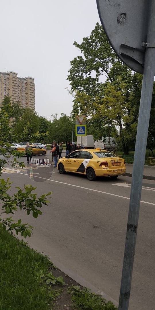 На Бескудниковском бульваре таксист сбил пешехода на нерегулируемом пешеходном переходе.
