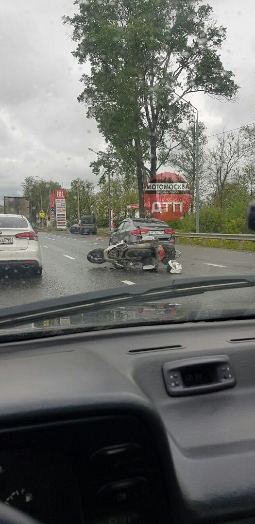 На Дмитровском шоссе рядом с Яхромой. Мотоциклиста не видно. Стояли 2 женщины и машина ДПС.