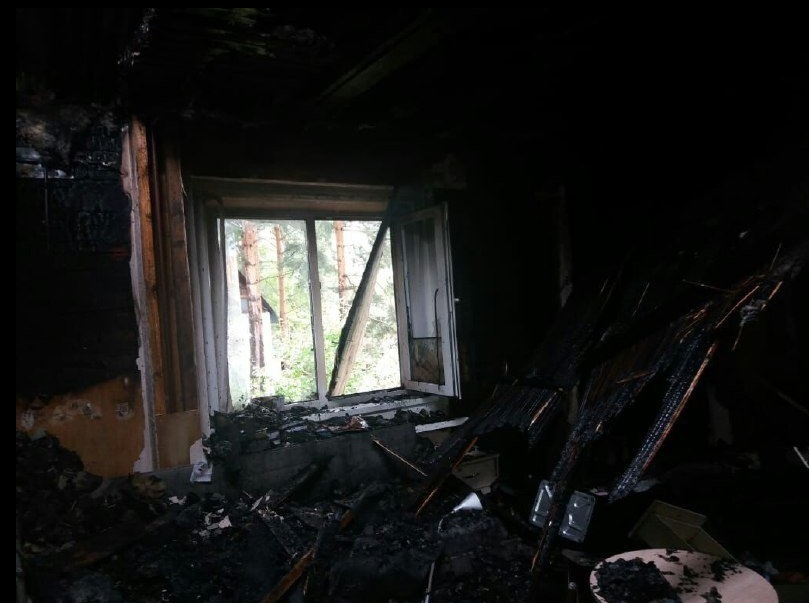 В Королёве сгорел частный трёхэтажный дом.

Пламя пытались потушить 12 часов, но старания были тщетн...