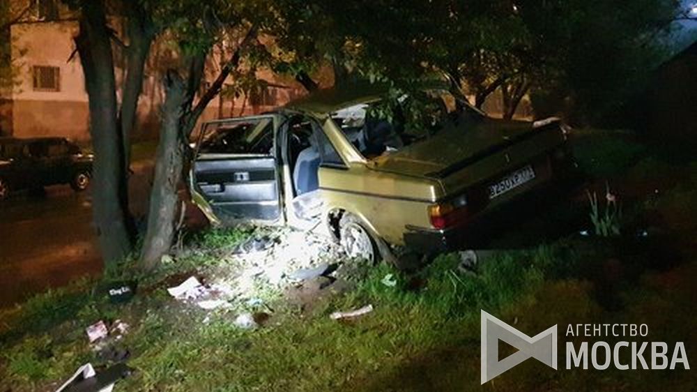Сегодня ночью в Бирюлево Восточное у дома 37 по Касимовской улице "Вольво" врезалось в дерево. Водит...