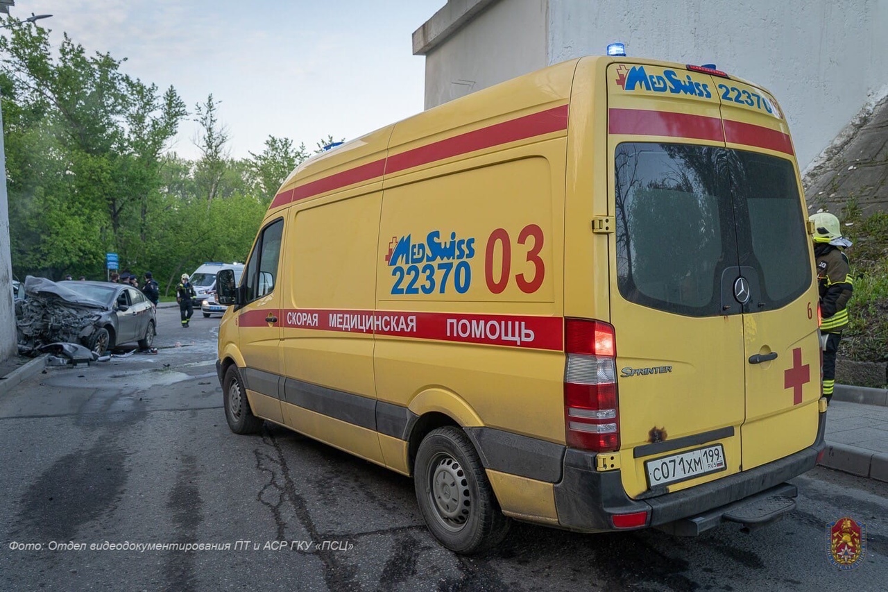 Утром 26 мая в Службу экстренного вызова 112 поступил звонок: на улице Нагорный проезд произошло ДТП...