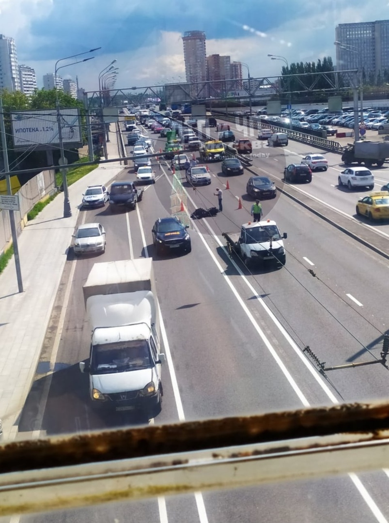Коломенский мост у метро "Технопарк" , мот и авто, пилота нет. Пробка собирается.