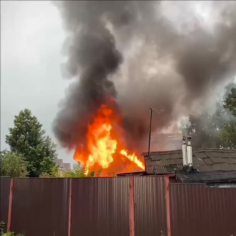 Пожар в Подольске, горит дом.