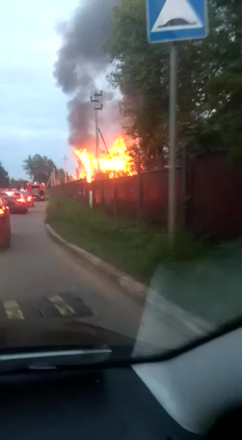 На Новосходненском шоссе горит дом.