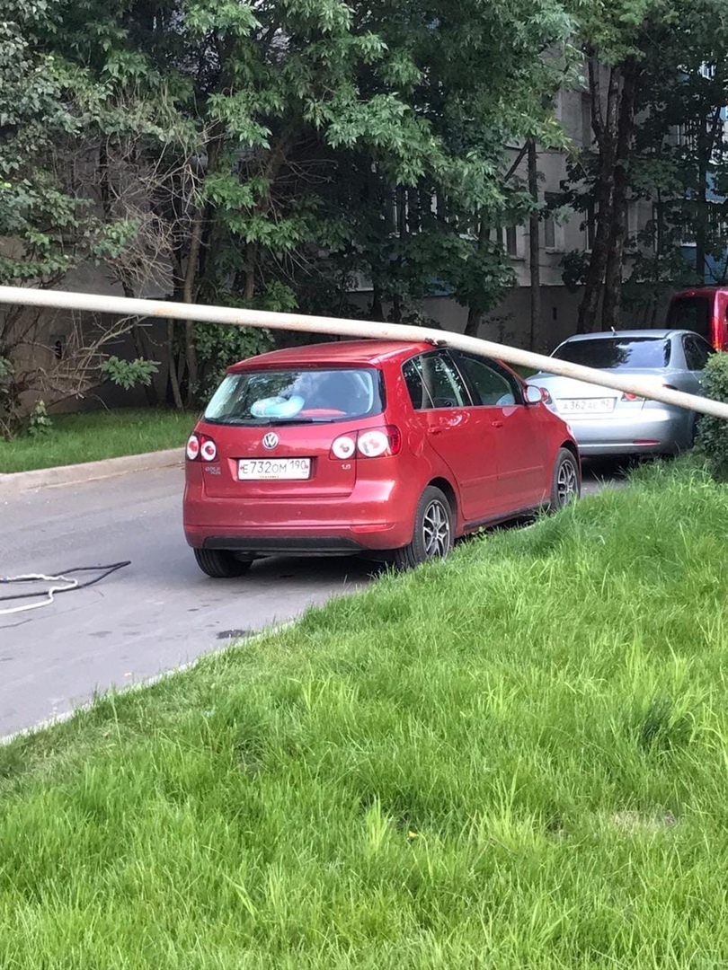 Фонарный столб упал на автомобиль у корпуса 301А вчера днём в Зеленограде.