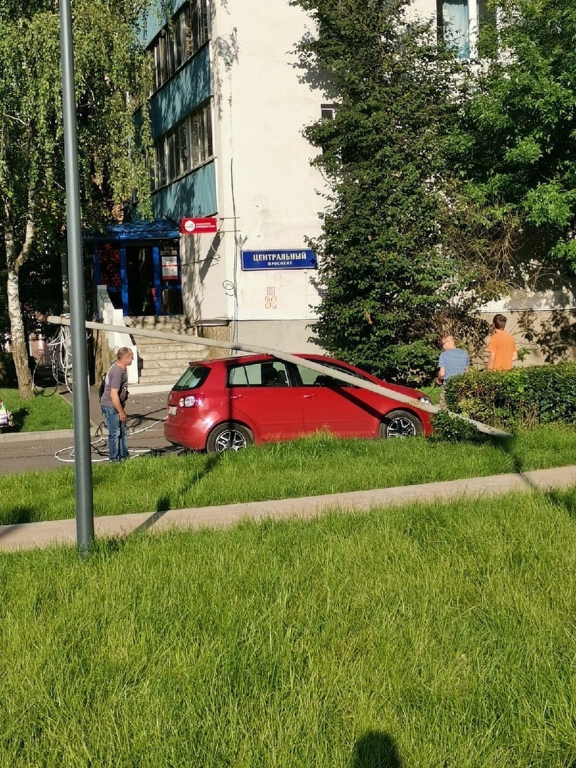 Фонарный столб упал на автомобиль у корпуса 301А вчера днём в Зеленограде.