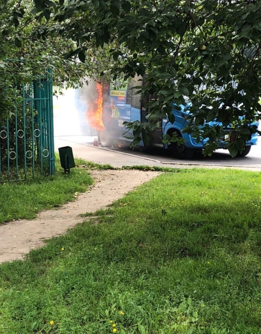 На Днепропетровской улице загорелся микроавтобус. Очевидцы сообщают, что пожарные приехали моменталь...