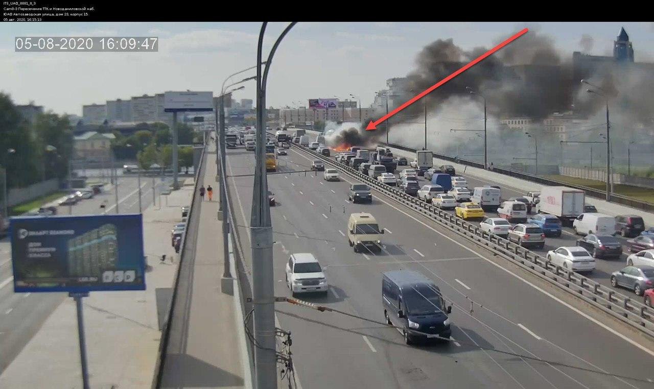 В среднем ряду Автозаводского моста загорелся автомобиль. Движение затруднено примерно на 2,7 км и о...