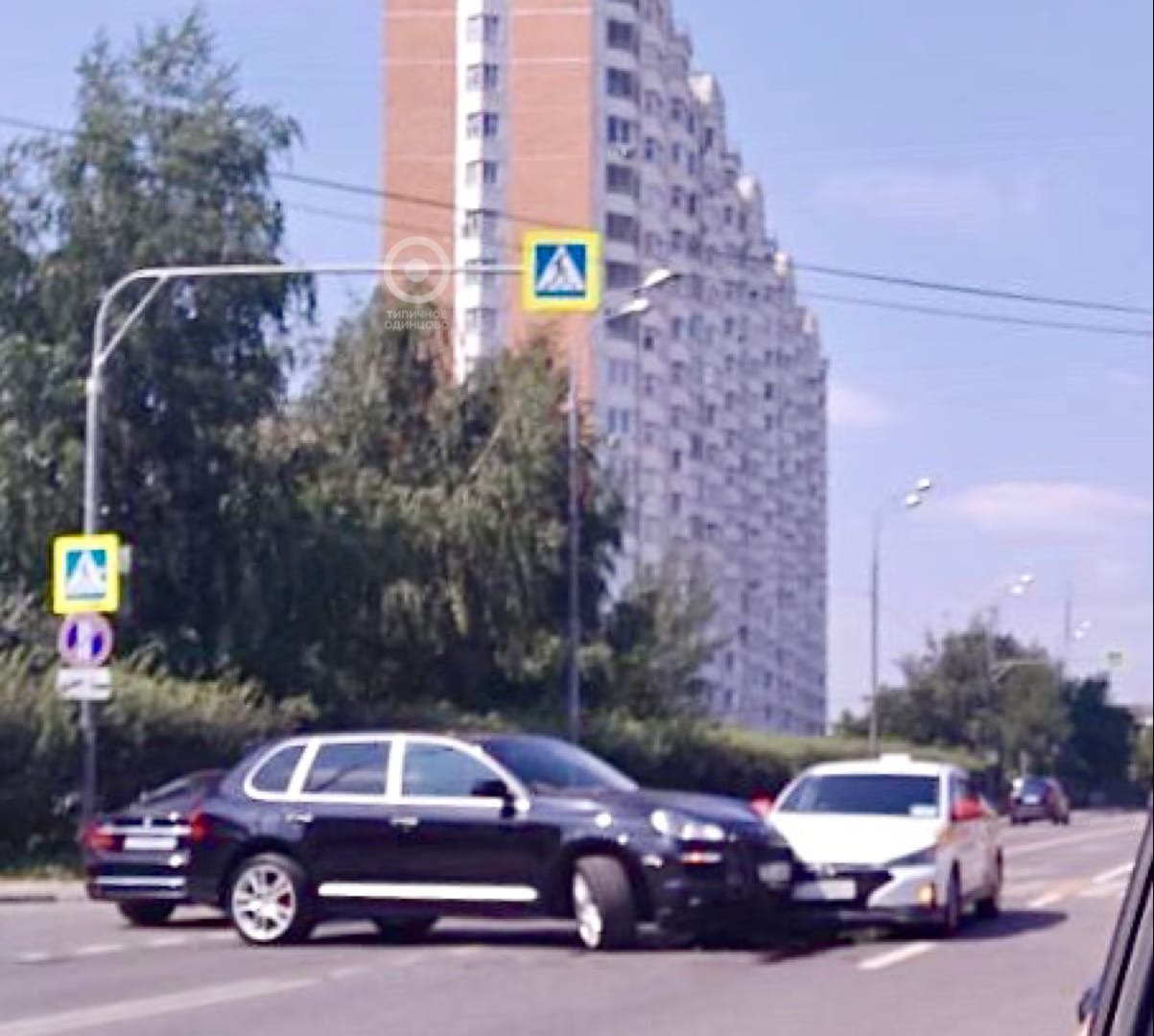 На улице Говорова 9а в Одинцово очередная авария: таксист помял бампер иномарочке.