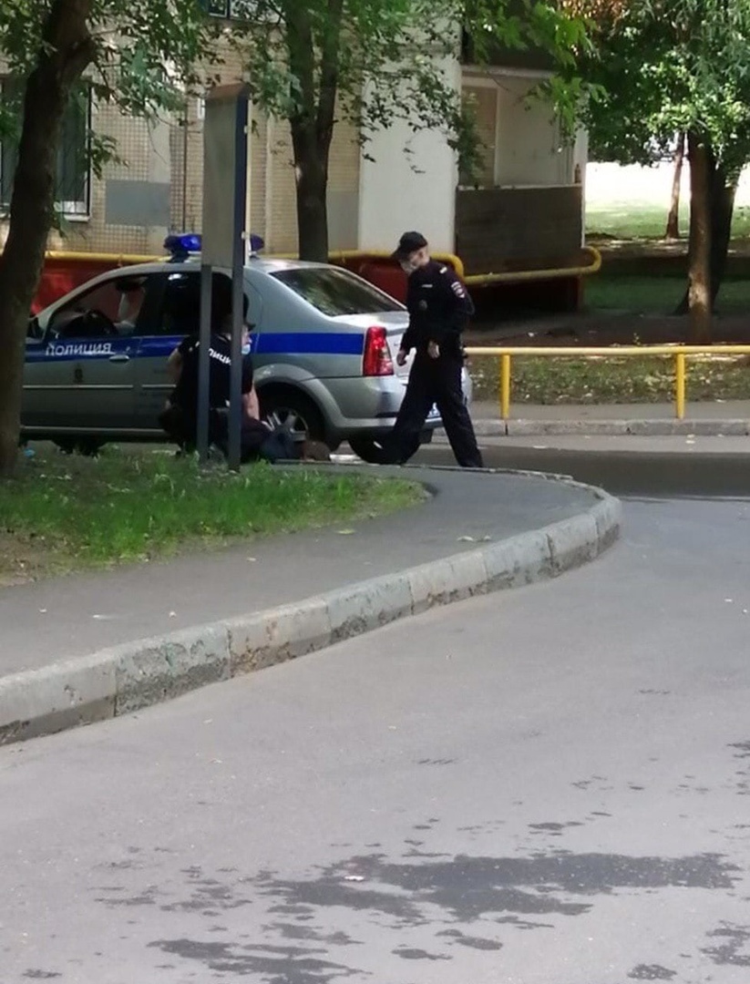 На ул.Подольских курсантов, 6к2 полицейские скрутили молодого мужчину, у которого нашли наркотики
