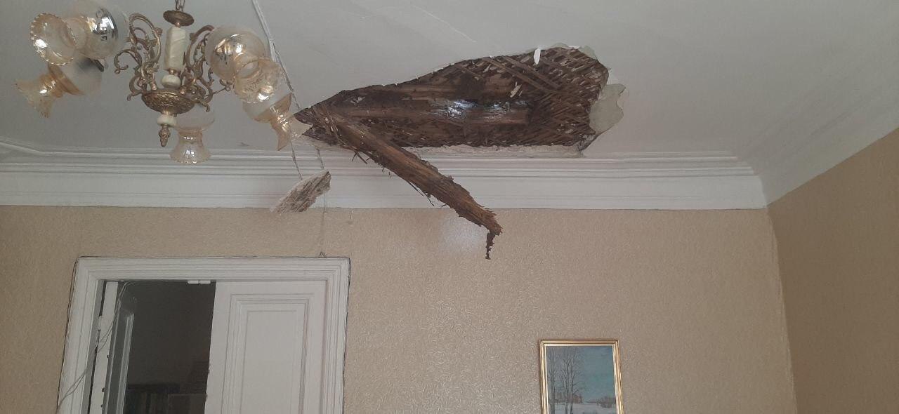 В Большом Демидовском переулке на спящего москвича рухнул потолок квартиры. Так чинили крышу в доме ...