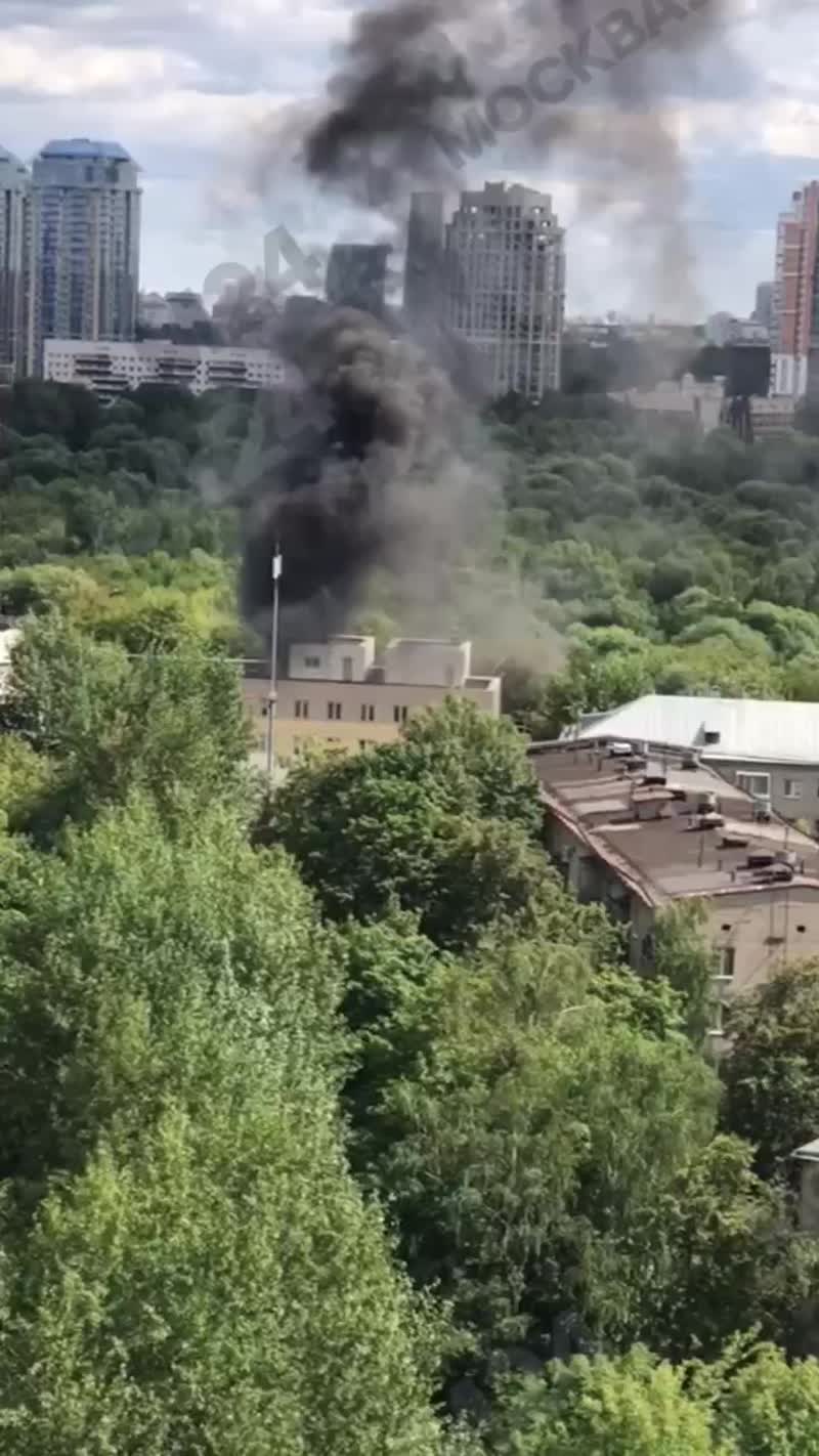 Пожар в здании 1-го батальона 2-го спецполка ДПС ГИБДД на западе Москвы. По предварительным данным, ...
