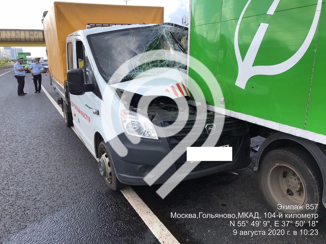 На 103 км МКАД (в районе Щелковского шоссе) произошло ДТП с грузовиком и ГАЗелью. Пострадал водитель...