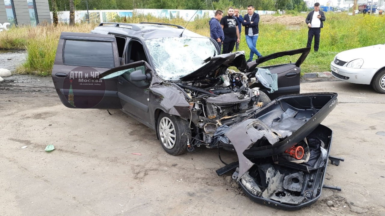 На 16 км автодороги М-17 "Волга" произошла ужасная авария. По предварительной версии, Lada Largus въ...