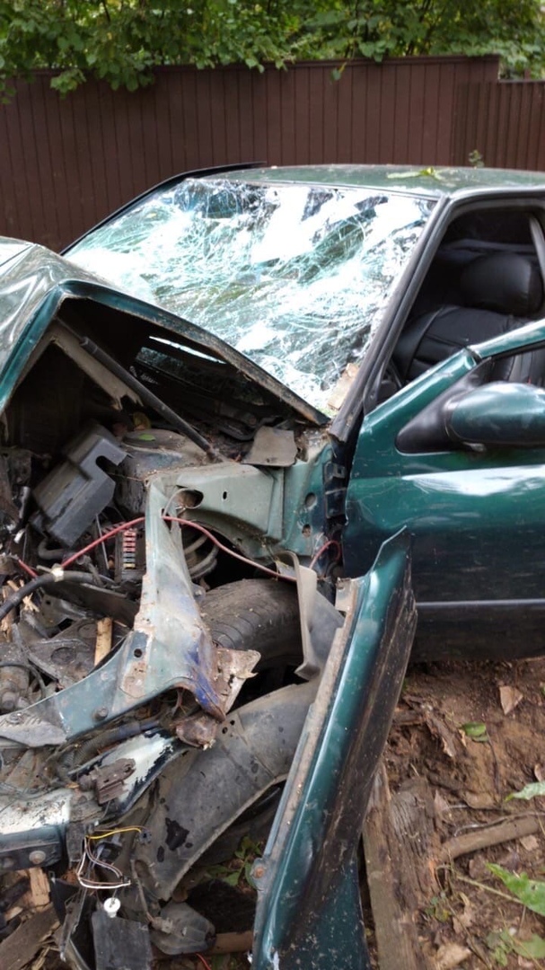 В Малаховке легковой автомобиль врезался в дерево, пострадали шесть человек, сообщается на сайте ГУ ...