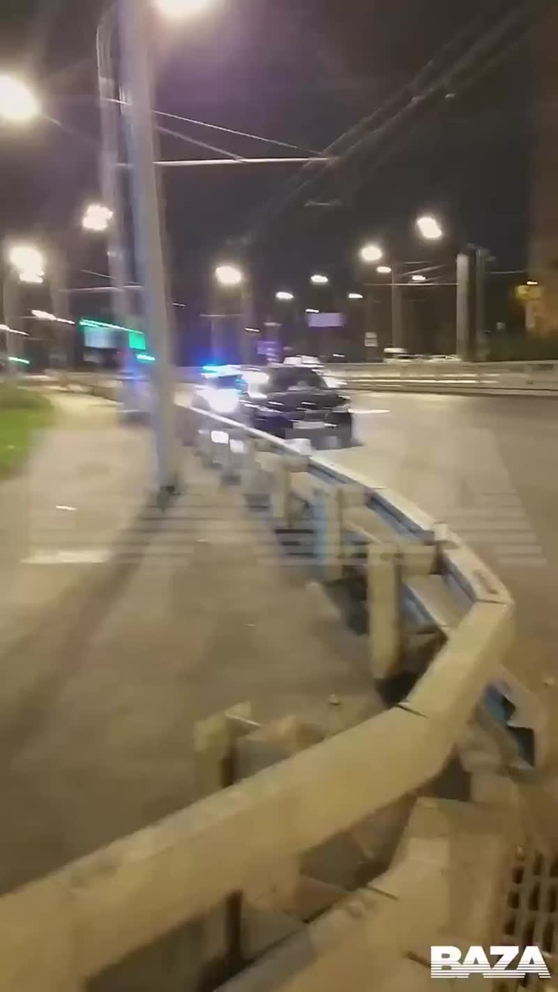 В Москве водитель «Митсубиси» после аварии догнал и заблокировал BMW с номерами АМР и мигалками. Это...