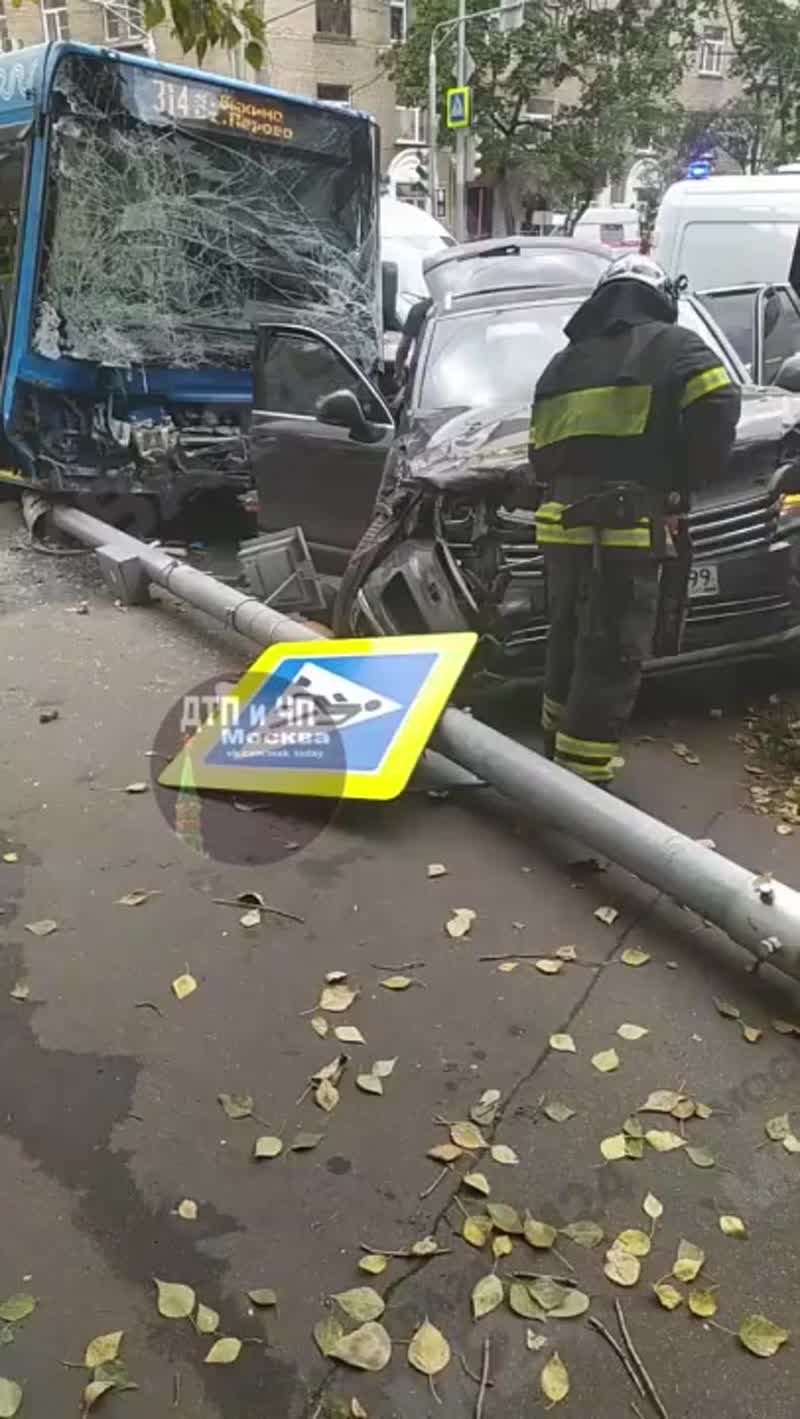 На Перовской улице в ДТП попали автобус и легковушка. Предварительно, пострадали четыре человека. На...