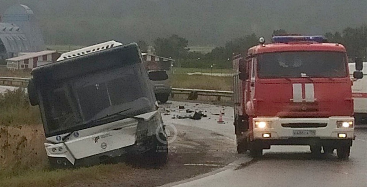 Серьезная авария в Аксиньино с пассажирским автобусом: рядом с вертолетной площадкой "Горка" столкну...