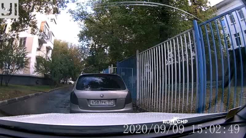 Ожесточенная драка москвичек из-за открытой двери машины.
