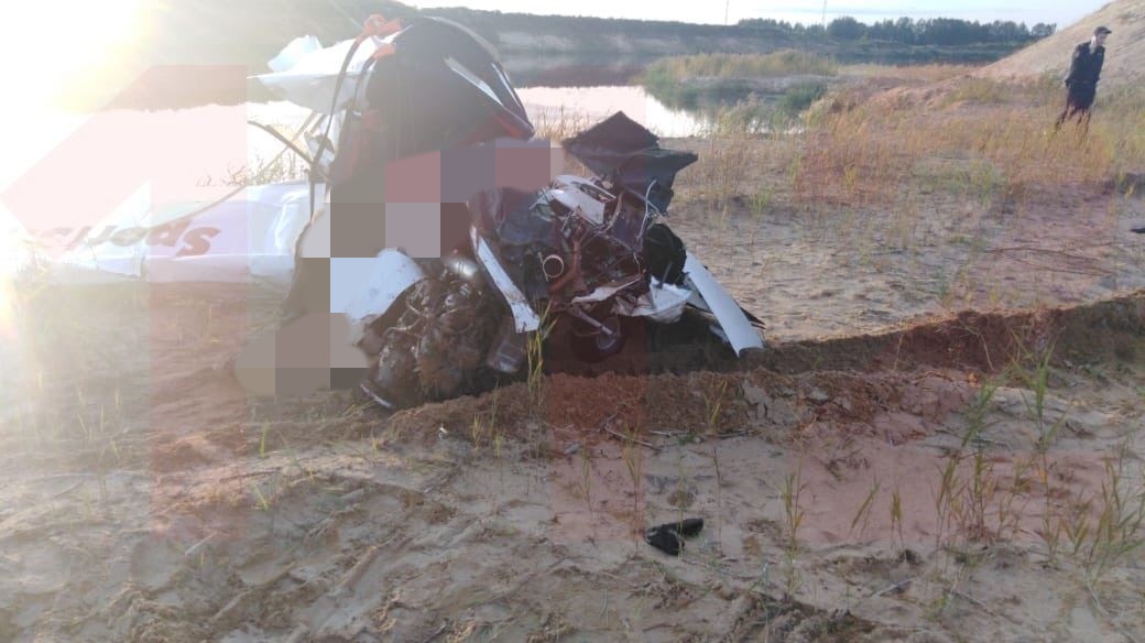 Фотографии с места падения легкомоторного самолета в Щелково. Оба человека на борту получили травмы ...
