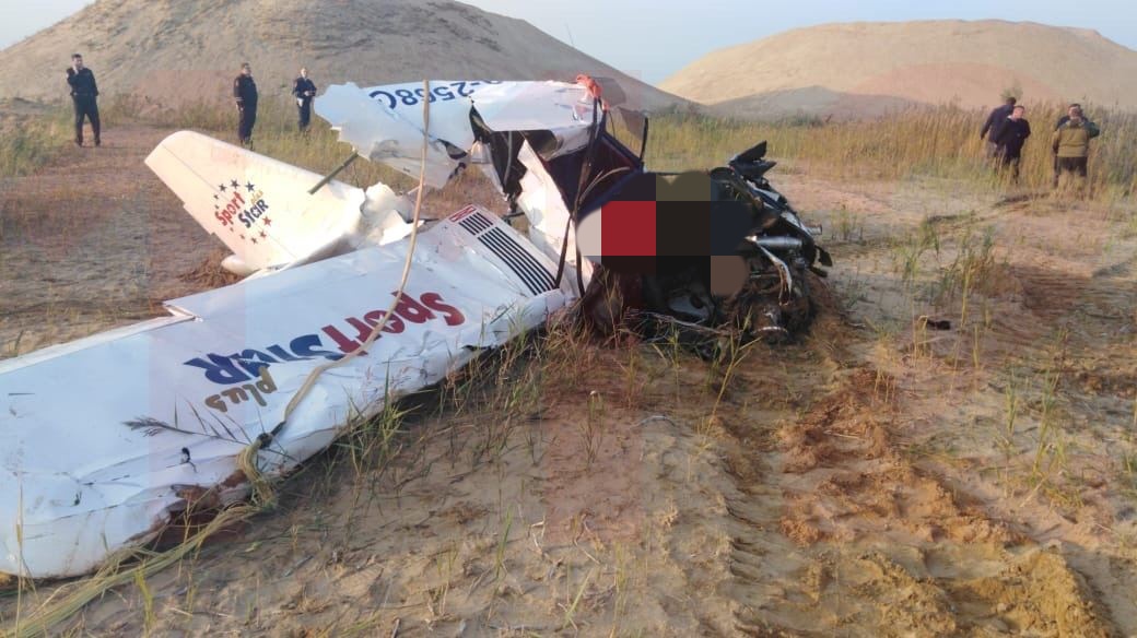 Фотографии с места падения легкомоторного самолета в Щелково. Оба человека на борту получили травмы ...