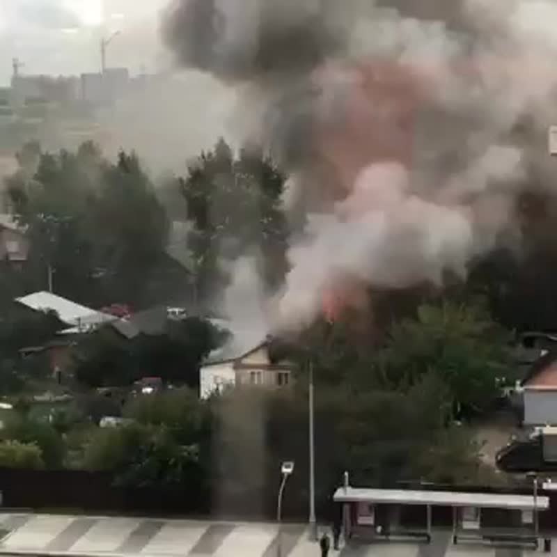 Возле метро «Лухмановская» горит частный дом. Пожарные спасли двух человек.
