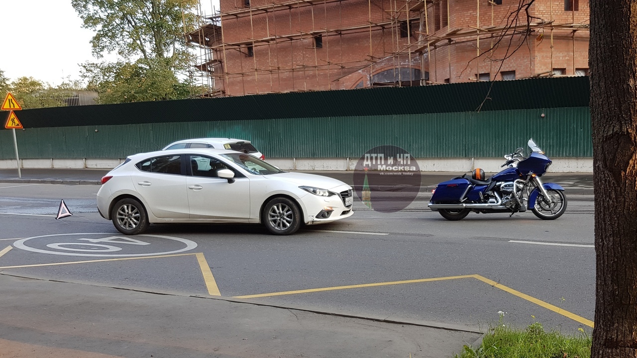 На Малой Юшуньской не поделили дорогу Mazda и мотоцикл