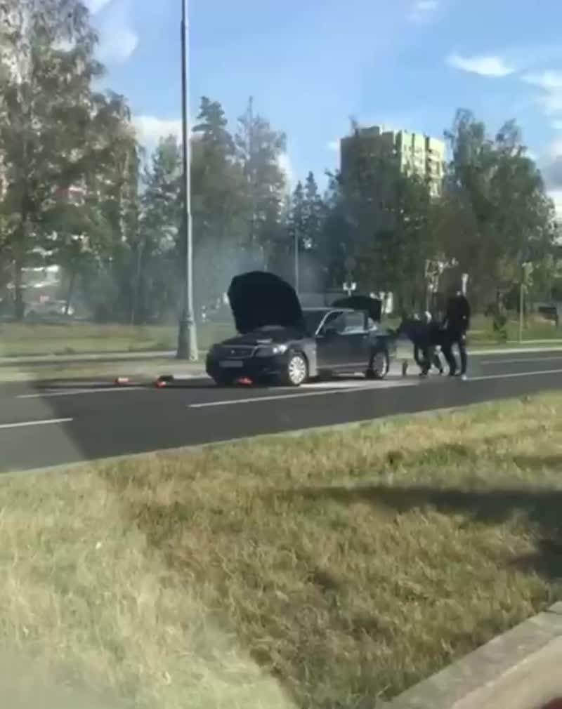На Кутузовском шоссе в Зеленограде горит Mercedes.