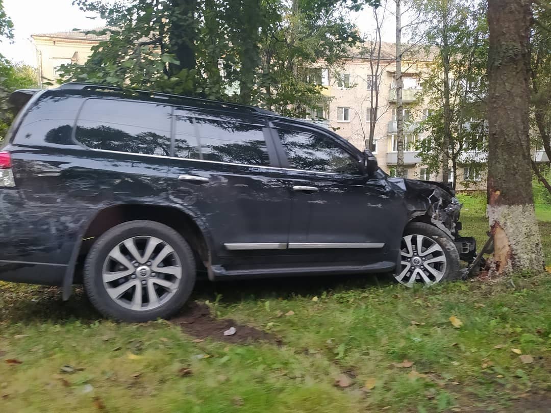 На ул.Ильюшина в Домодедово Ленд Крузер сошёлся с деревом.