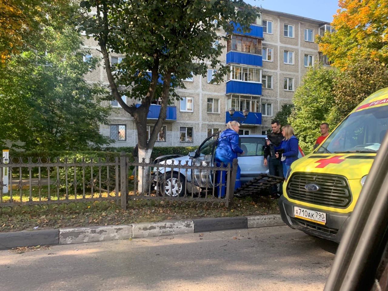 Девушка снесла ограждение и влетела в дерево на ул.Клемента Готвальда в Подольске.