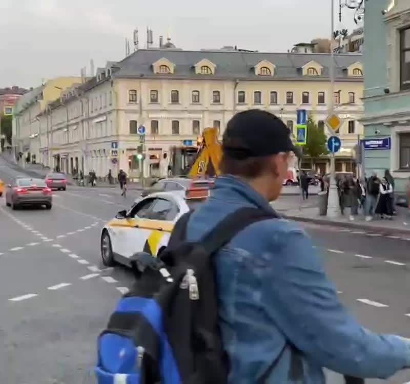 По центру Москвы катается музыкальный экскаватор.